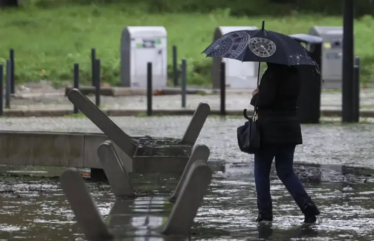 Rua alagada devido ao mau tempo